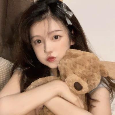戴脚镣的女孩